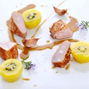 搭配绿心猕猴桃的猪肉